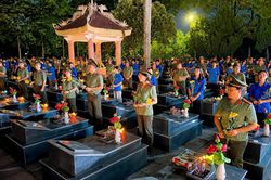 Lễ thắp nến tri ân các anh hùng liệt sĩ và Chương trình nghệ thuật 'Tuổi trẻ viết tiếp Bản hùng ca'