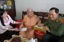 Đoàn công tác của Bộ Công an dâng hương các anh hùng liệt sĩ, tặng quà gia đình chính sách
