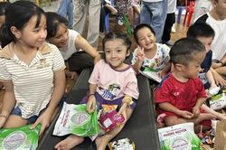 Nghị lực nở hoa trên những 'khung xương thủy tinh'