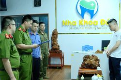 Mặc blouse, xưng 'bác sĩ 20 năm kinh nghiệm' để lừa bệnh nhân, thu hàng tỷ đồng