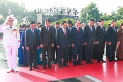 Lãnh đạo Đảng, Nhà nước tưởng niệm các Anh hùng liệt sĩ, vào Lăng viếng Bác