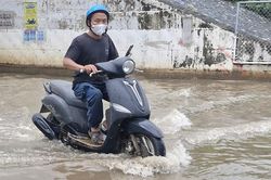 Ngập úng hầm chui dưới cao tốc Pháp Vân - Cầu Giẽ, phương tiện chật vật lưu thông