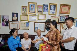 Công đoàn phường Nghĩa Đô lan tỏa nghĩa tình qua hoạt động tri ân người có công