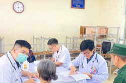 Thầy thuốc trẻ khám bệnh, cấp thuốc tri ân người có công