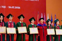 Trường Đại học Kinh tế - Đại học Quốc gia Hà Nội trao bằng tốt nghiệp cho gần 1.700 tân khoa