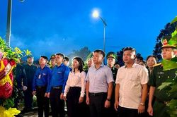 Tuổi trẻ phường Ho&agrave;ng Mai thắp nến tri &acirc;n c&aacute;c B&agrave; mẹ Việt Nam Anh h&ugrave;ng, Anh h&ugrave;ng liệt sĩ