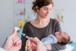 Ti&ecirc;m vaccine vi&ecirc;m gan B: C&aacute;ch tốt nhất để ngăn chặn l&acirc;y truyền từ mẹ sang con