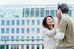 Đàn ông đang nhớ bạn sẽ có 3 hành động này: Không nói 'anh nhớ em' nhưng ai tinh ý cũng nhận ra