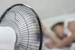Mẹo bật quạt khi ngủ không lo bị cảm lạnh hay khô da