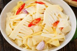 Người bị tăng acid uric có nên ăn măng chua?
