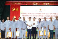 Thứ trưởng Bộ Y tế Trần Văn Thuấn thăm, động viên người bệnh ung thư tại Bắc Ninh