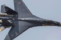 Khoảnh khắc tiêm kích Su-35 Nga truy đuổi UAV FP-1 Ukraine trên bầu trời Leningrad