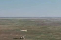 Khoảnh khắc các phi hành gia Nga-Mỹ trở về Trái đất sau 8 tháng trên ISS