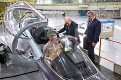 Ông Putin thị sát nguyên mẫu máy bay Yak-130M được lắp ráp cho khách hàng nước ngoài