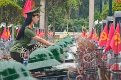 Mâm cỗ cúng đặc biệt chiều 27-7 và những ánh nến tri ân các liệt sĩ dưới mưa