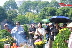 Hà Nội: Người dân, đồng đội cũ xúc động dâng hương, tưởng nhớ các Anh hùng liệt sĩ nhân ngày 27/7