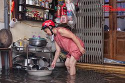 Mưa lớn khiến ngõ 39 Tứ Liên 'dềnh nước', người dân tất bật chống ngập
