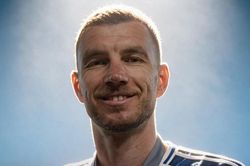 Dzeko gây ngỡ ngàng ở tuổi 40