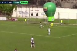 Thủ môn đá thẳng vào lưới nhà ở giải Nam Mỹ