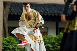 Pedri mặc H&aacute;n phục, chơi b&oacute;ng đ&aacute; cổ ngh&igrave;n năm ở Trung Quốc