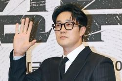 So Ji Sub mua vàng tặng 300 nhân viên đoàn phim