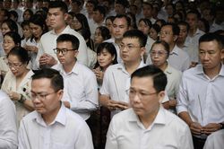 Hàng nghìn người đến tưởng niệm liệt sĩ tại công viên Lê Thị Riêng