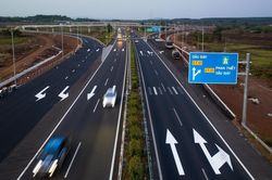 Sẽ thế n&agrave;o nếu cao tốc Việt Nam bố tr&iacute; l&agrave;n vượt xe?