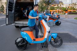 Đi xe máy dùng rượu bia, dắt xe về nhà có đảm bảo an toàn?