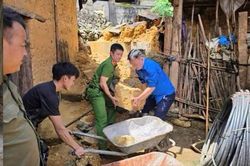 Kịp thời hỗ trợ người dân sơ tán khỏi ngôi nhà có nguy cơ đổ sập