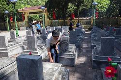 Dâng hương tưởng niệm các Anh hùng liệt sĩ tại Nghĩa trang Liệt sĩ Đông Khê