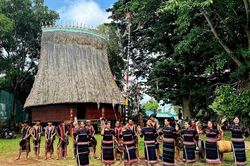 Gia Lai: Khảo s&aacute;t, ph&aacute;t triển sản phẩm du lịch cộng đồng tại L&agrave;ng Ơp