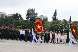 L&atilde;nh đạo TP.HCM d&acirc;ng hoa, d&acirc;ng hương tưởng niệm c&aacute;c Anh h&ugrave;ng liệt sĩ