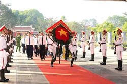 L&atilde;nh đạo tỉnh Thanh H&oacute;a d&acirc;ng hương tưởng niệm Chủ tịch Hồ Ch&iacute; Minh, tri &acirc;n c&aacute;c Anh h&ugrave;ng liệt sĩ