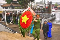 L&atilde;nh đạo tỉnh Gia Lai d&acirc;ng hương tưởng niệm Chủ tịch Hồ Ch&iacute; Minh v&agrave; c&aacute;c Anh h&ugrave;ng liệt sĩ