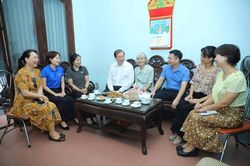 L&atilde;nh đạo Bộ VHTTDL thăm v&agrave; tri &acirc;n gia đ&igrave;nh liệt sĩ