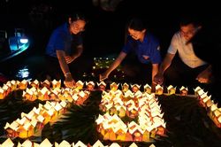 Hàng nghìn hoa đăng thắp sáng dòng sông tri ân các Anh hùng liệt sĩ ở Tịnh Khê