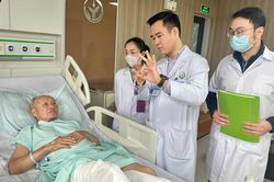 Người l&iacute;nh 85 tuổi v&agrave; ca mổ kh&eacute;p lại vết thương chiến tranh sau hơn nửa thế kỷ