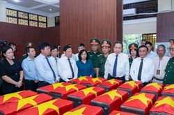 D&acirc;ng hoa, d&acirc;ng hương tưởng nhớ Tổng B&iacute; thư Trần Ph&uacute; v&agrave; c&aacute;c Anh h&ugrave;ng liệt sĩ