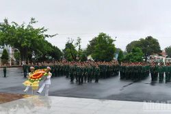 Qu&acirc;n khu 9: D&acirc;ng hoa, d&acirc;ng hương tưởng niệm c&aacute;c Anh h&ugrave;ng liệt sĩ