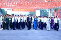 L&atilde;nh đạo th&agrave;nh phố Đồng Nai viếng nghĩa trang liệt sĩ