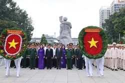 L&atilde;nh đạo Th&agrave;nh phố Hồ Ch&iacute; Minh viếng Nghĩa trang Liệt sĩ