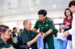 [Ảnh] Bộ Tư lệnh Th&agrave;nh phố Hồ Ch&iacute; Minh thăm tri &acirc;n thương binh, bệnh binh, người c&oacute; c&ocirc;ng