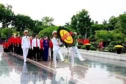 Đoàn đại biểu dự Đại hội đại biểu toàn quốc Hội Chữ thập đỏ Việt Nam lần thứ XII dâng hương tưởng niệm các Anh hùng liệt sĩ