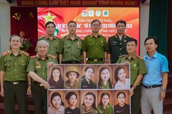 Trao tặng mười bức ch&acirc;n dung nữ Anh h&ugrave;ng liệt sĩ D&acirc;n qu&acirc;n Lam Hạ được phục dựng bằng c&ocirc;ng nghệ mới