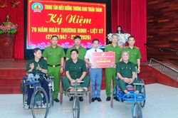 Những hoạt động tri &acirc;n thiết thực của lực lượng cảnh s&aacute;t m&ocirc;i trường