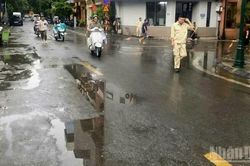 Hà Nội: Mưa lớn gây úng ngập cục bộ, sau 30 phút, nước cơ bản rút hết