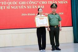 Trao Bằng 'Tổ quốc ghi công' cho thân nhân liệt sĩ Nguyễn Xuân Hải