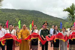 Thời khắc thi&ecirc;ng li&ecirc;ng tưởng niệm, tri &acirc;n anh h&ugrave;ng liệt sĩ