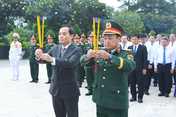 LLVT Qu&acirc;n khu 7 viếng Nghĩa trang liệt sĩ TP Hồ Ch&iacute; Minh