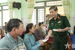 Thượng tướng Trương Thiên Tô tri ân các anh hùng liệt sĩ và gia đình chính sách tại Quảng Ngãi